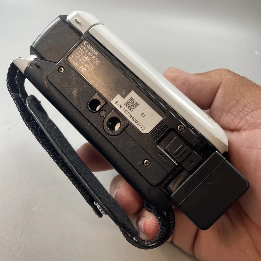 Canon VIXIA HF R700 Full HD Camcorder 57x Zoom White